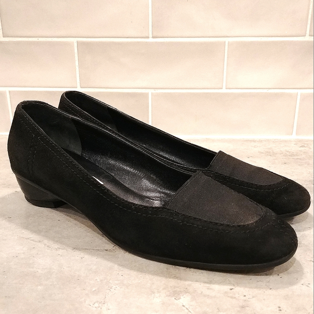 Salvatore Ferragamo Black Suede Leather Women's Size 7 Heeled Loafers Shoes.